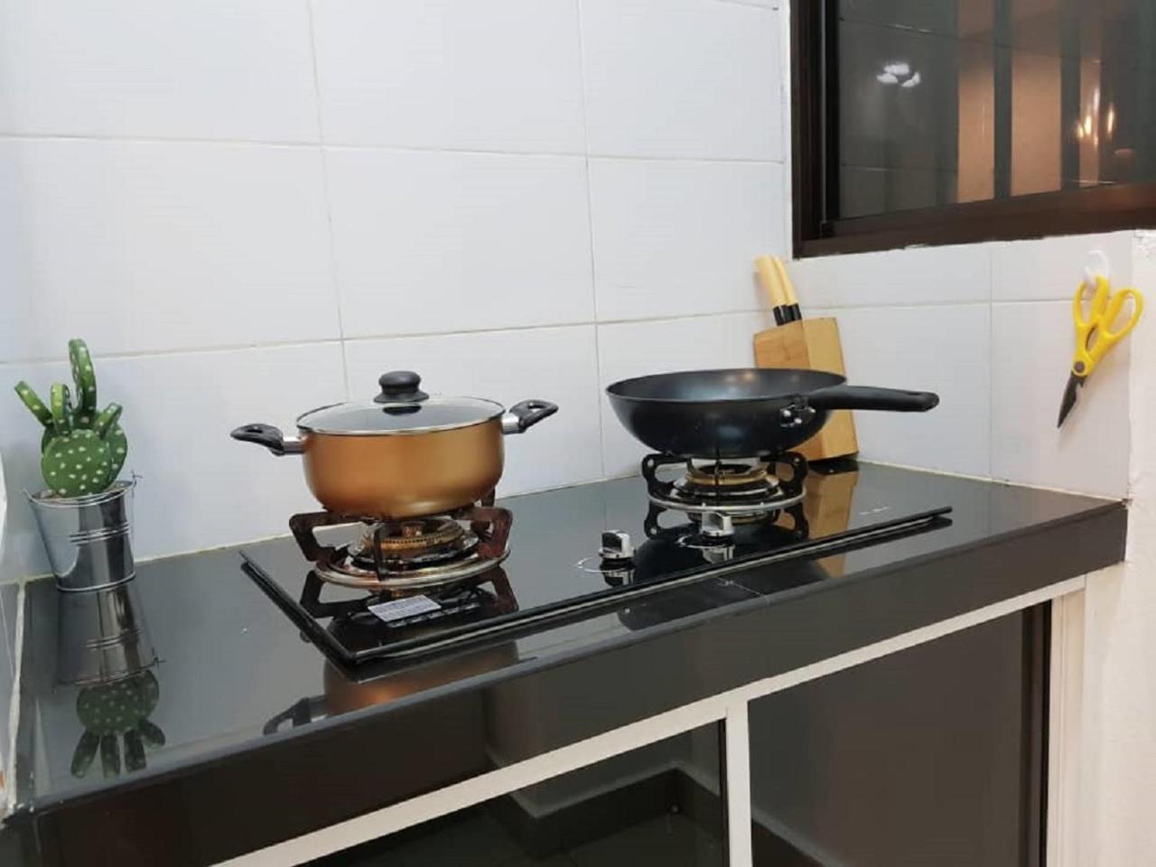 Puchong 8-12 Pax 5Min Lrt Cozy Apartment Ioi Mall Luaran gambar